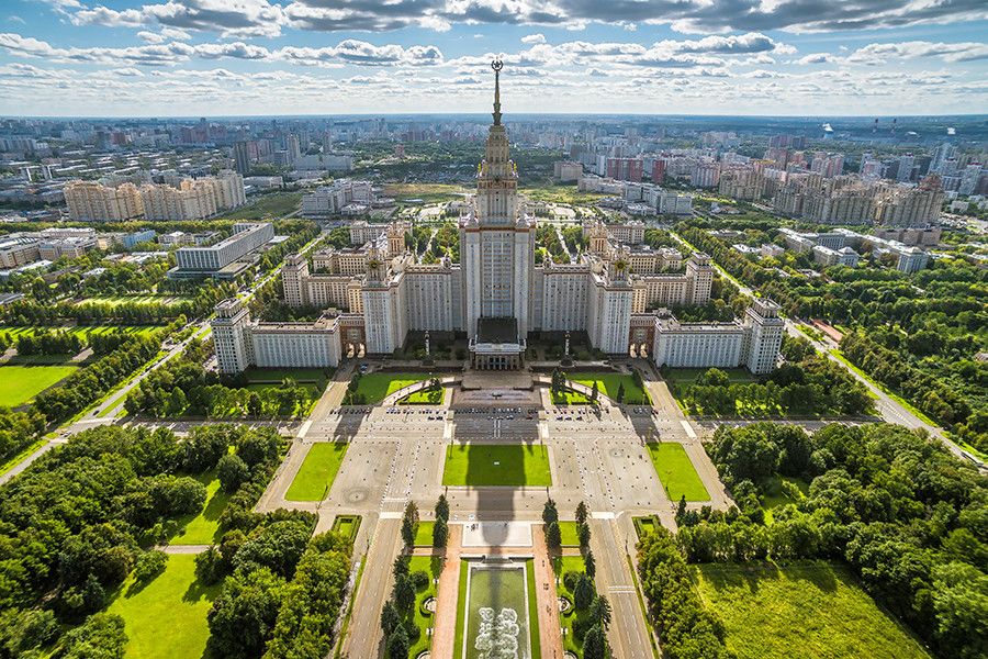 Аллея перед зданием МГУ на Воробьевых горах - 2