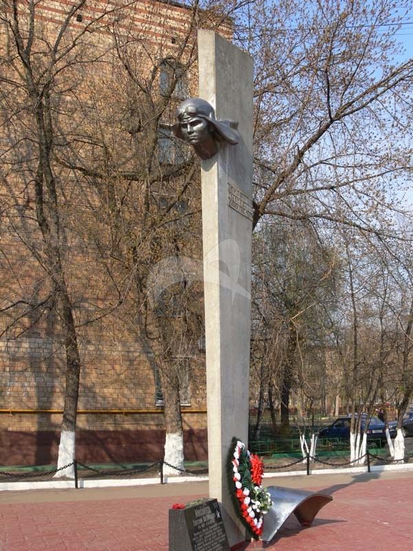 Памятник Герою Советского Союза летчику Евгению Михайлову - 5