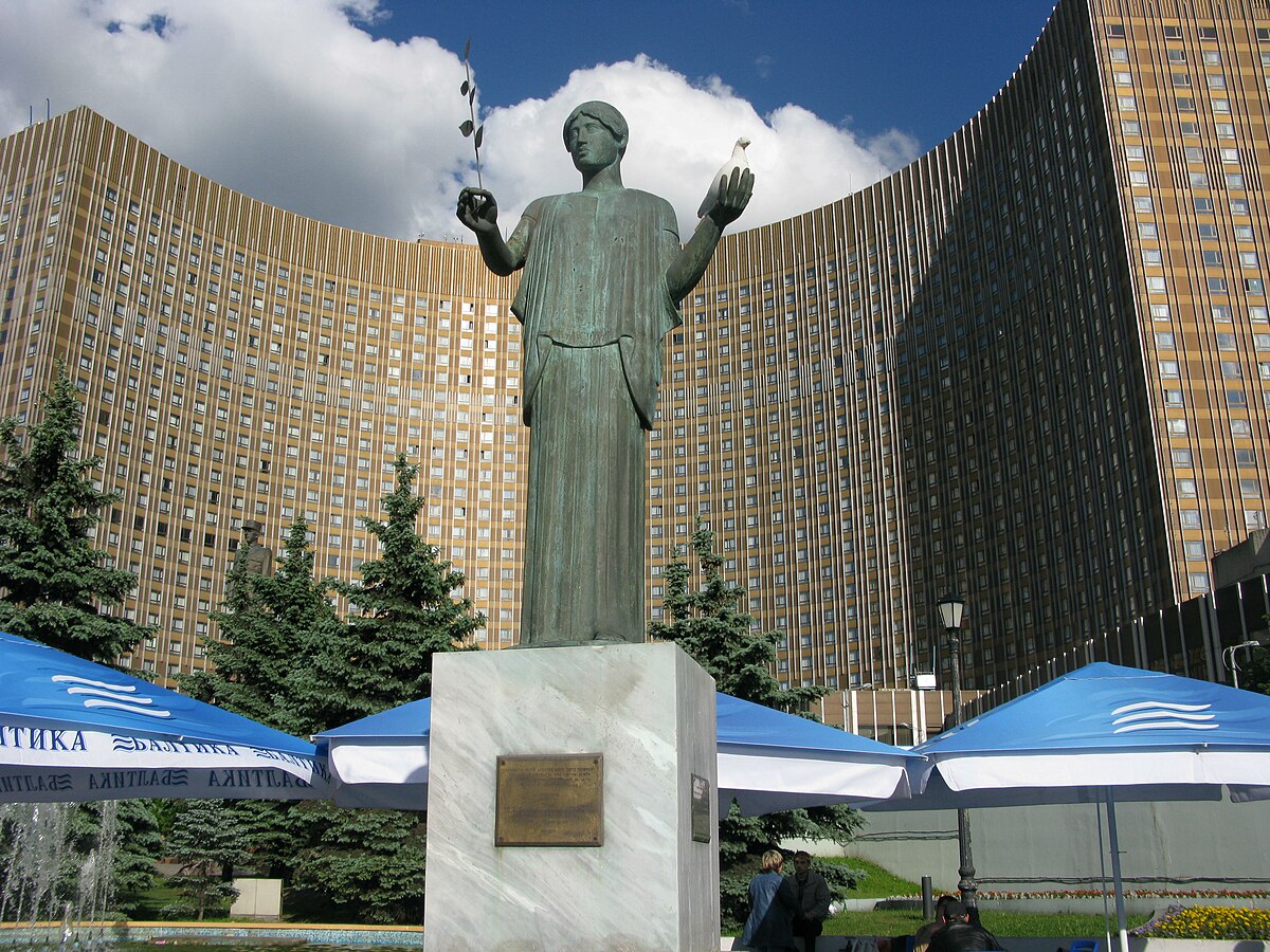 Скульптурная композиция "Мир" - 1
