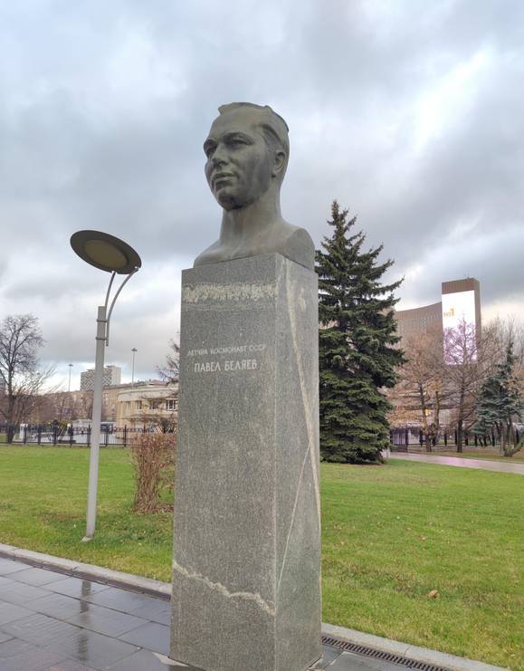 Памятник-бюст Беляеву - 3