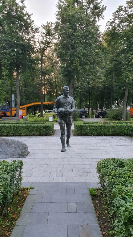 Памятник Льву Яшину в Лужниках - 6