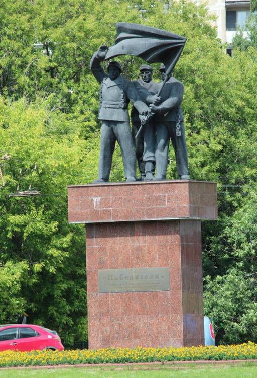 Памятник Победители - 2