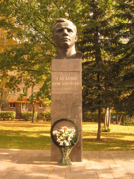 Памятник-бюст Гагарину - 3