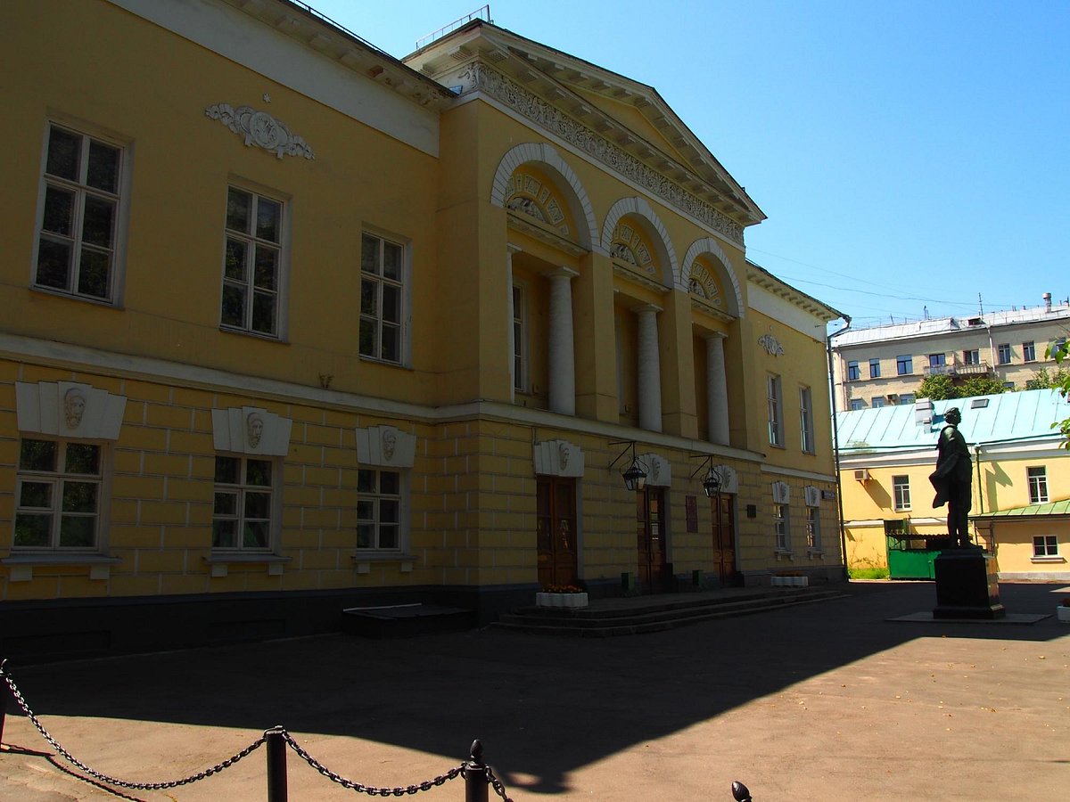 Памятник А.М. Горькому - 2