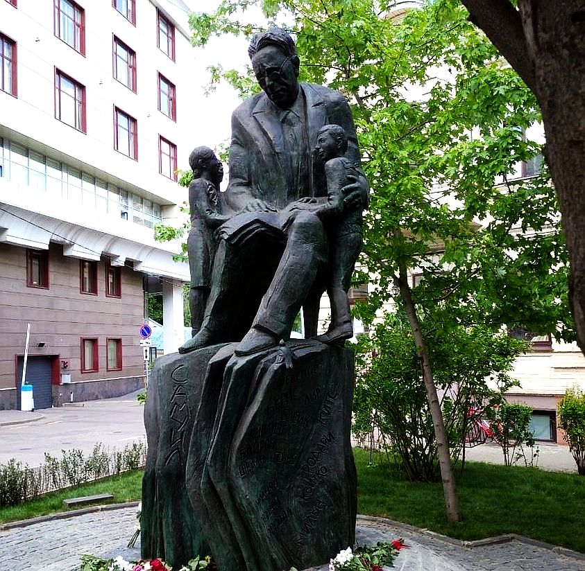 Бронзовая фигура Самуила Маршака - 1