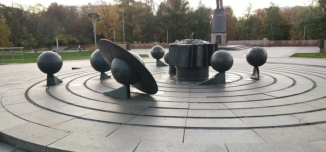 Солнечные Часы на Аллее Космонавтов - 3