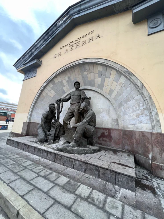 Памятник Метростроевцы в Забое - 6