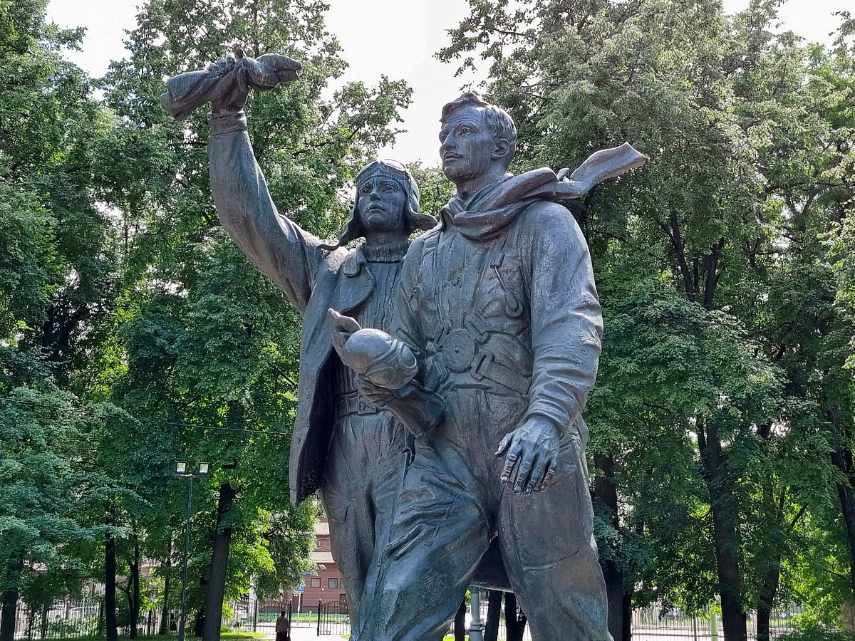 Памятник летчикам полка Нормандия-Неман - 1