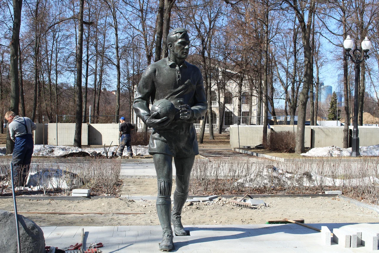 Памятник Льву Яшину в Лужниках - 2