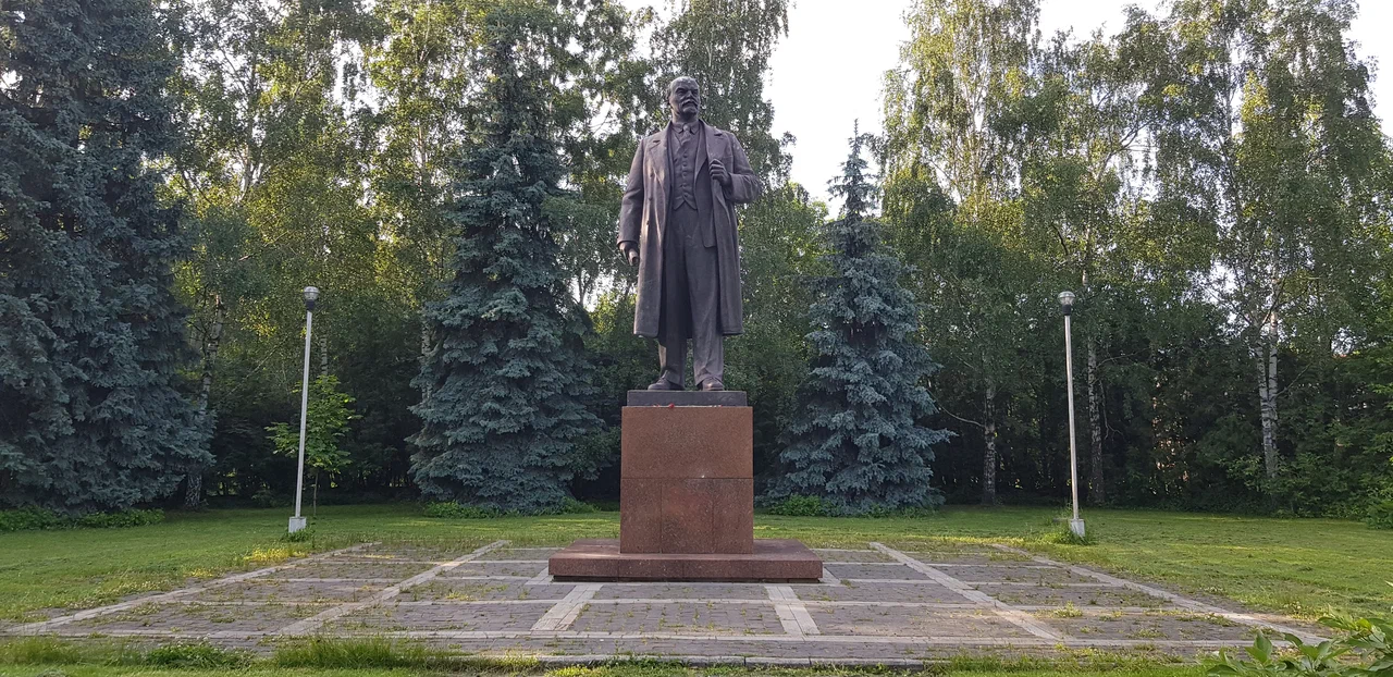 Памятник Ленину Лиственничная аллея - 6