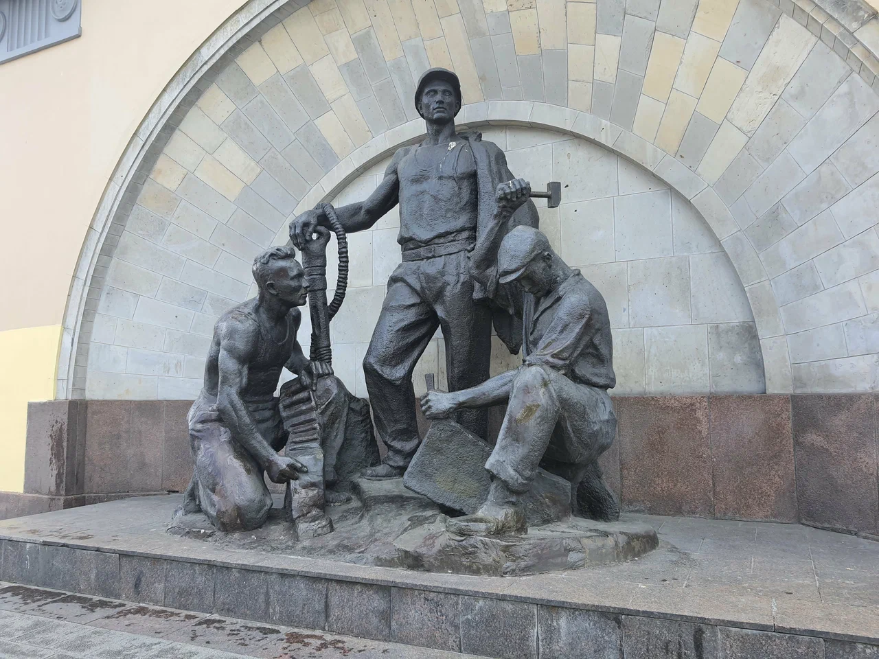 Памятник Метростроевцы в Забое - 4