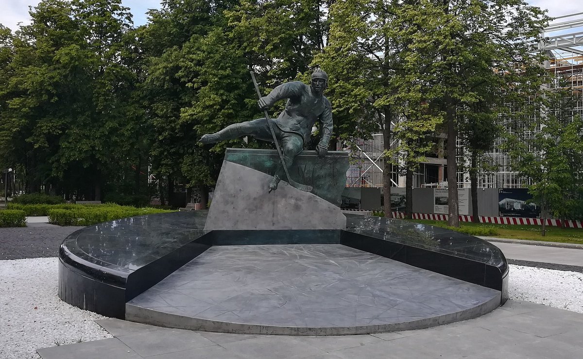Памятник В.Б. Харламову - 2