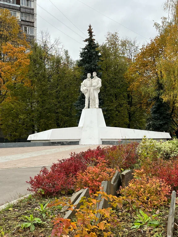 Скульптурная композиция Космонавты - 1