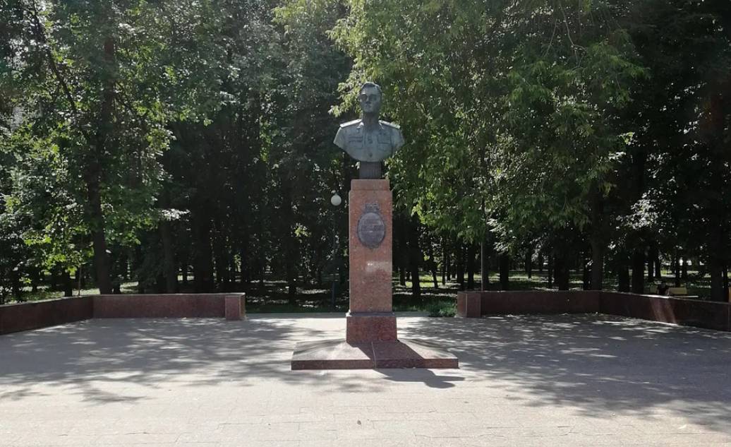 Памятник-бюст авиаконструктору Яковлеву - 7