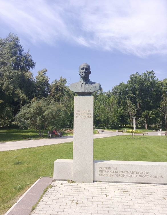 Памятник-бюст В. В Лебедеву - 3