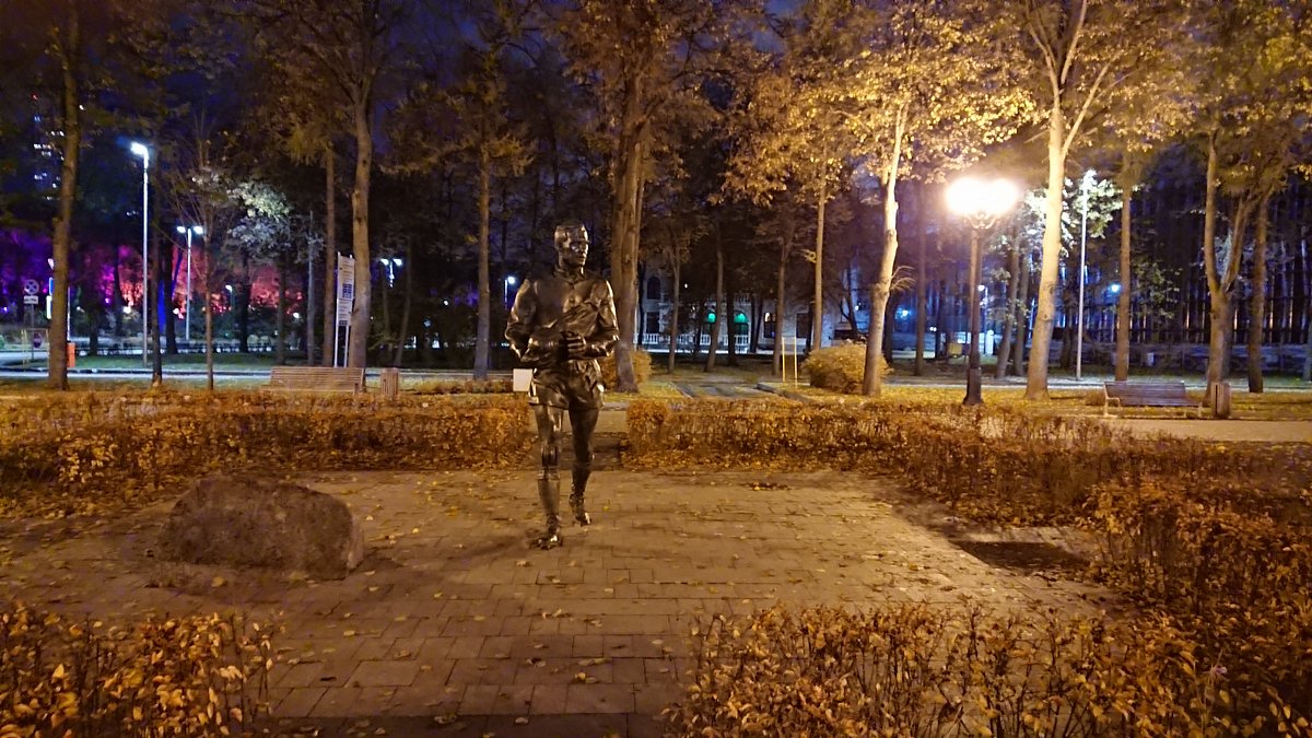 Памятник Льву Яшину в Лужниках - 5