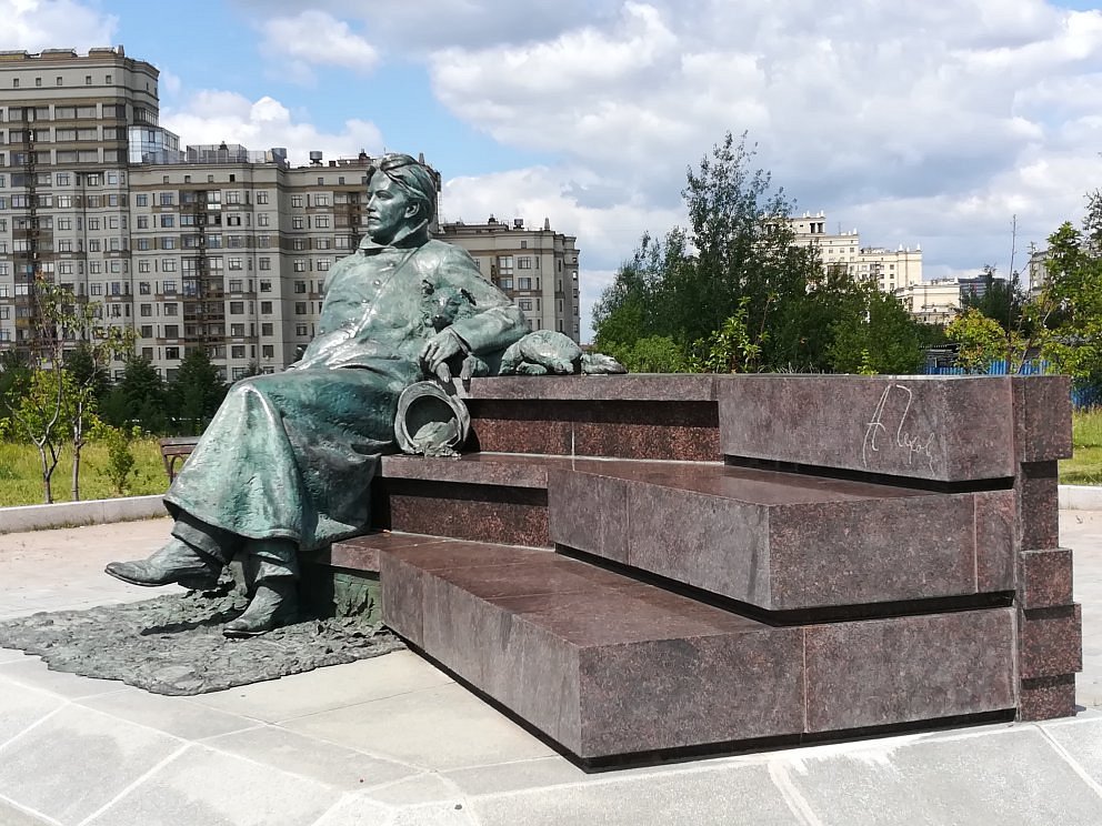 Памятник А.П. Чехову район Раменки - 1