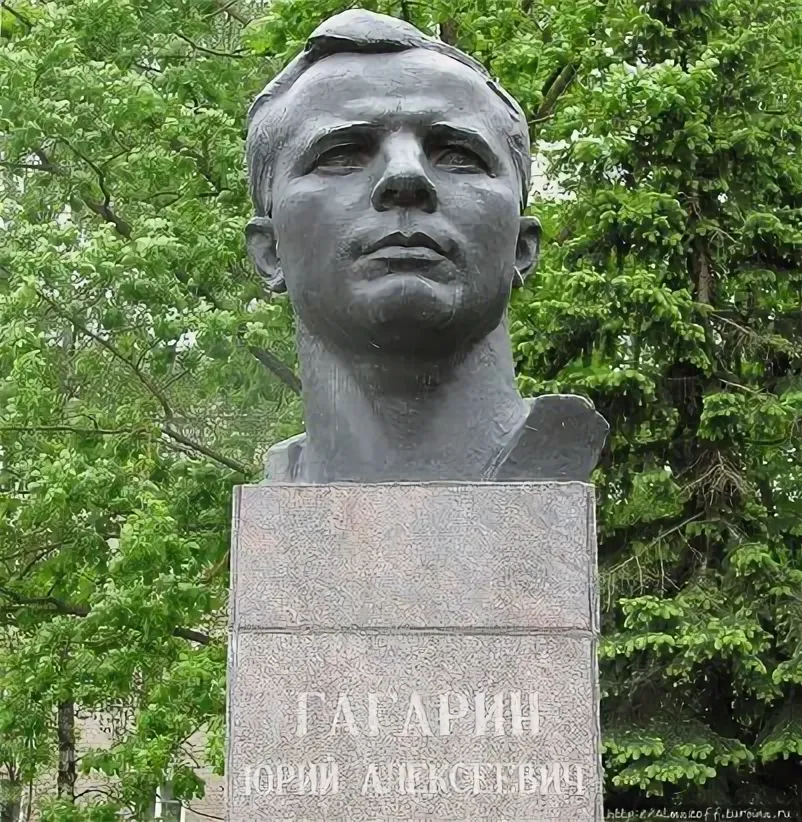 Памятник-бюст Гагарину - 1