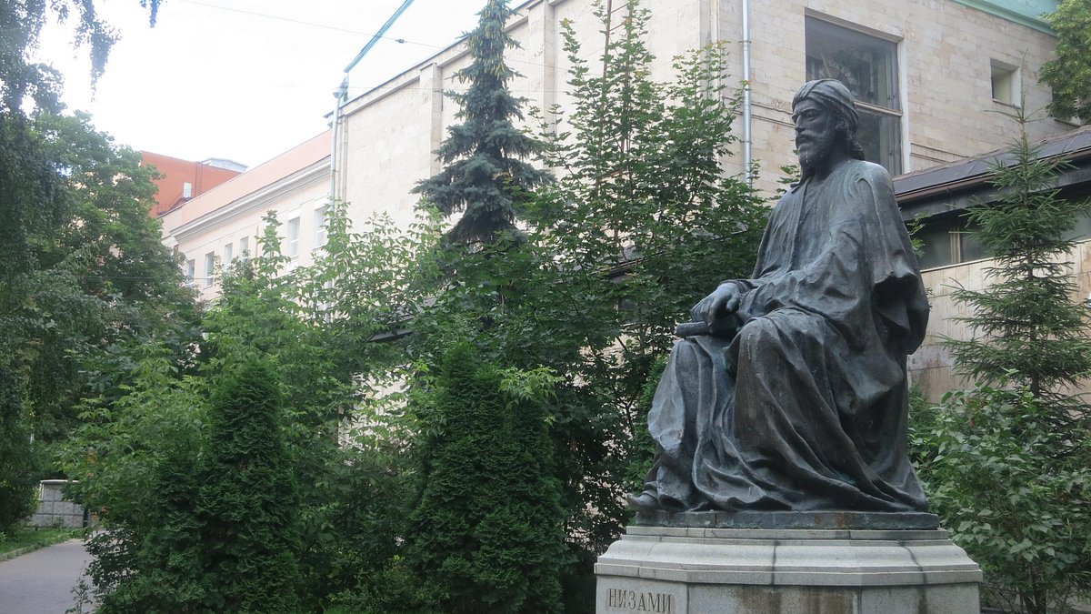 Памятник Низами Гянджеви - 3
