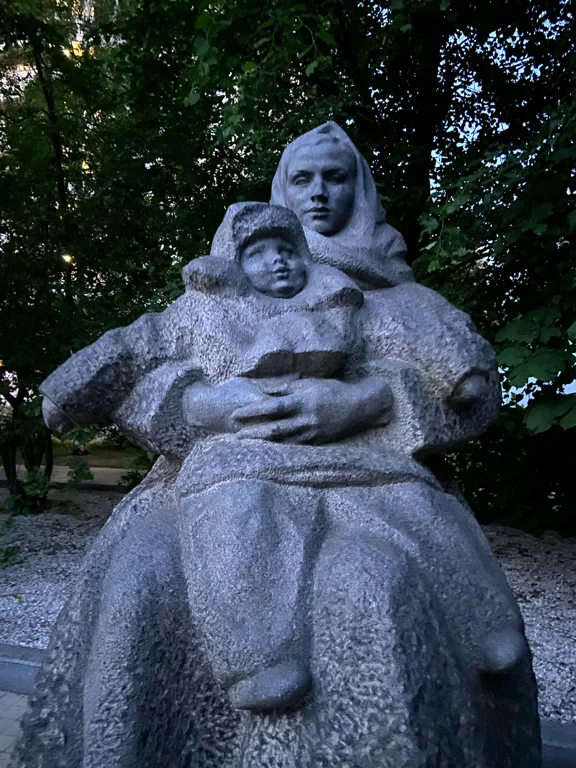 Памятник москвичам, погибшим при бомбежках - 3