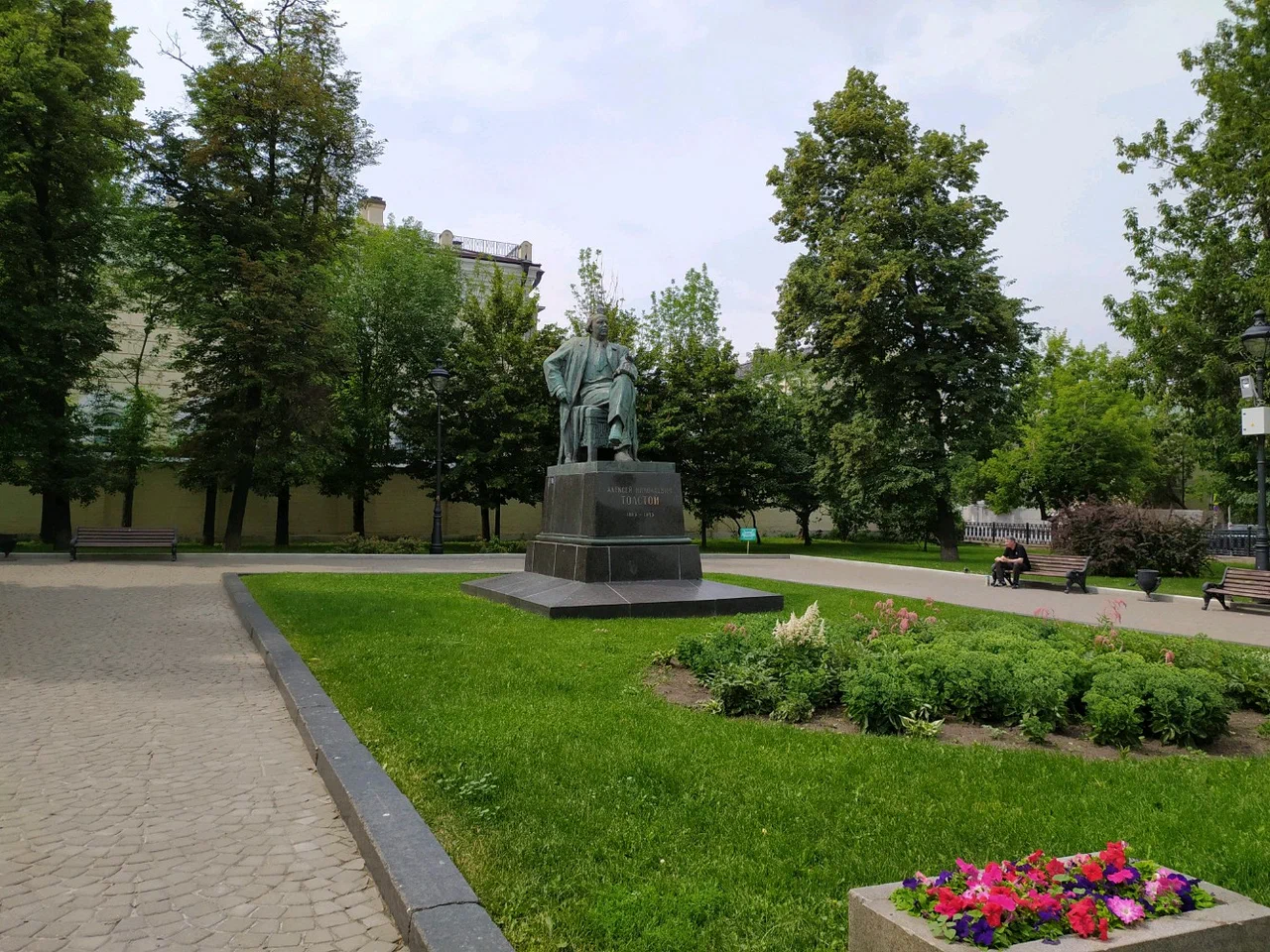 Памятник А.Н.Толстому - 2