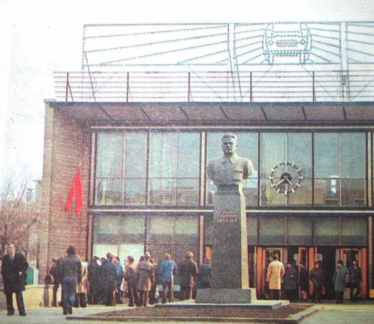 Памятник-Бюст Академику Лихачеву И. А. - 1