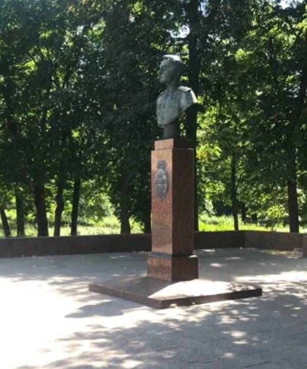 Памятник-бюст авиаконструктору Яковлеву - 3