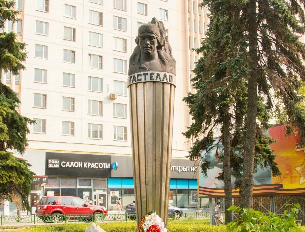 Памятник Герою Советского Союза Гастелло Николаю Францевичу - 8