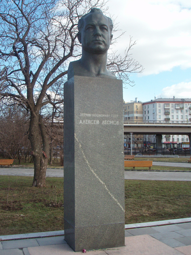 Алексей Архипович Леонов памятник - 4