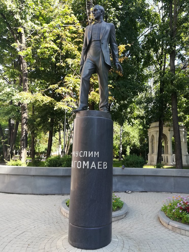 Памятник Муслиму Магомаеву - 7