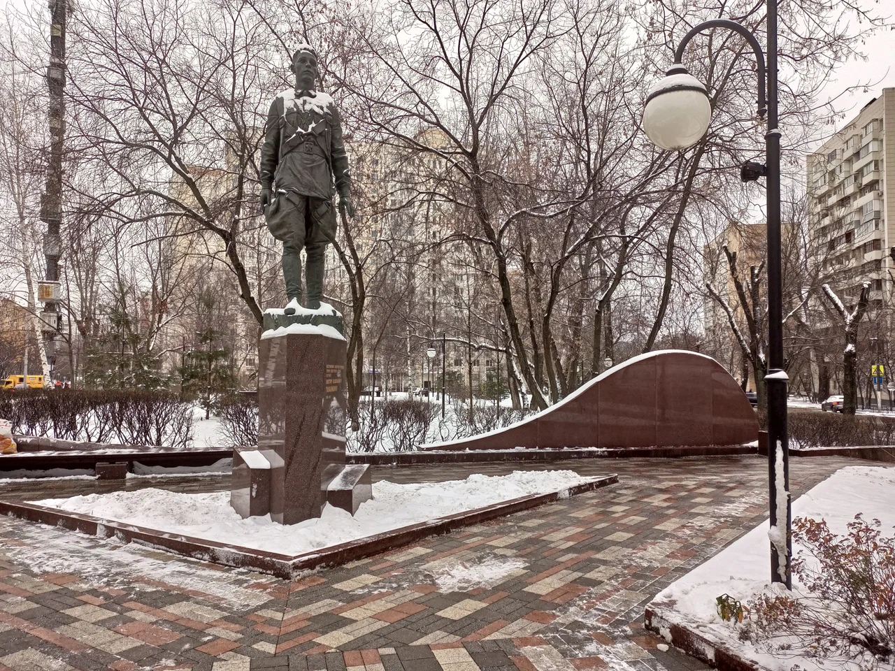 Памятник лётчику-истребителю В. В. Талалихину - 5