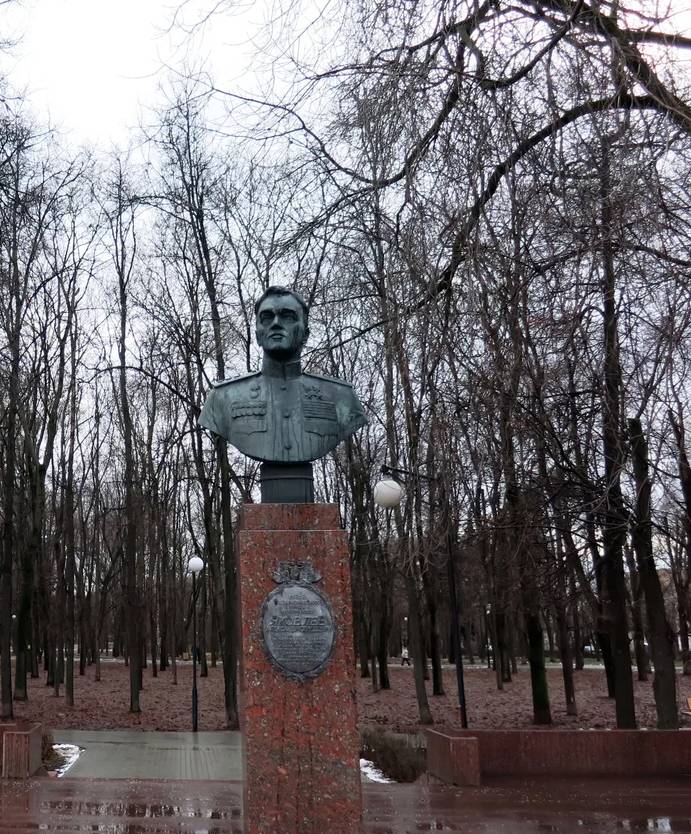 Памятник-бюст авиаконструктору Яковлеву - 2