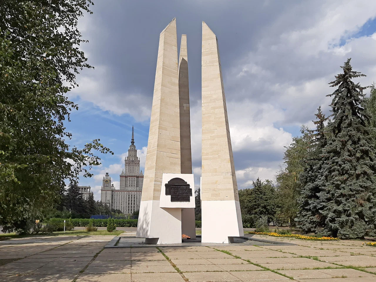 Обелиск в Память о Павших Студентах и Преподавателях МГУ в ВОВ - 6