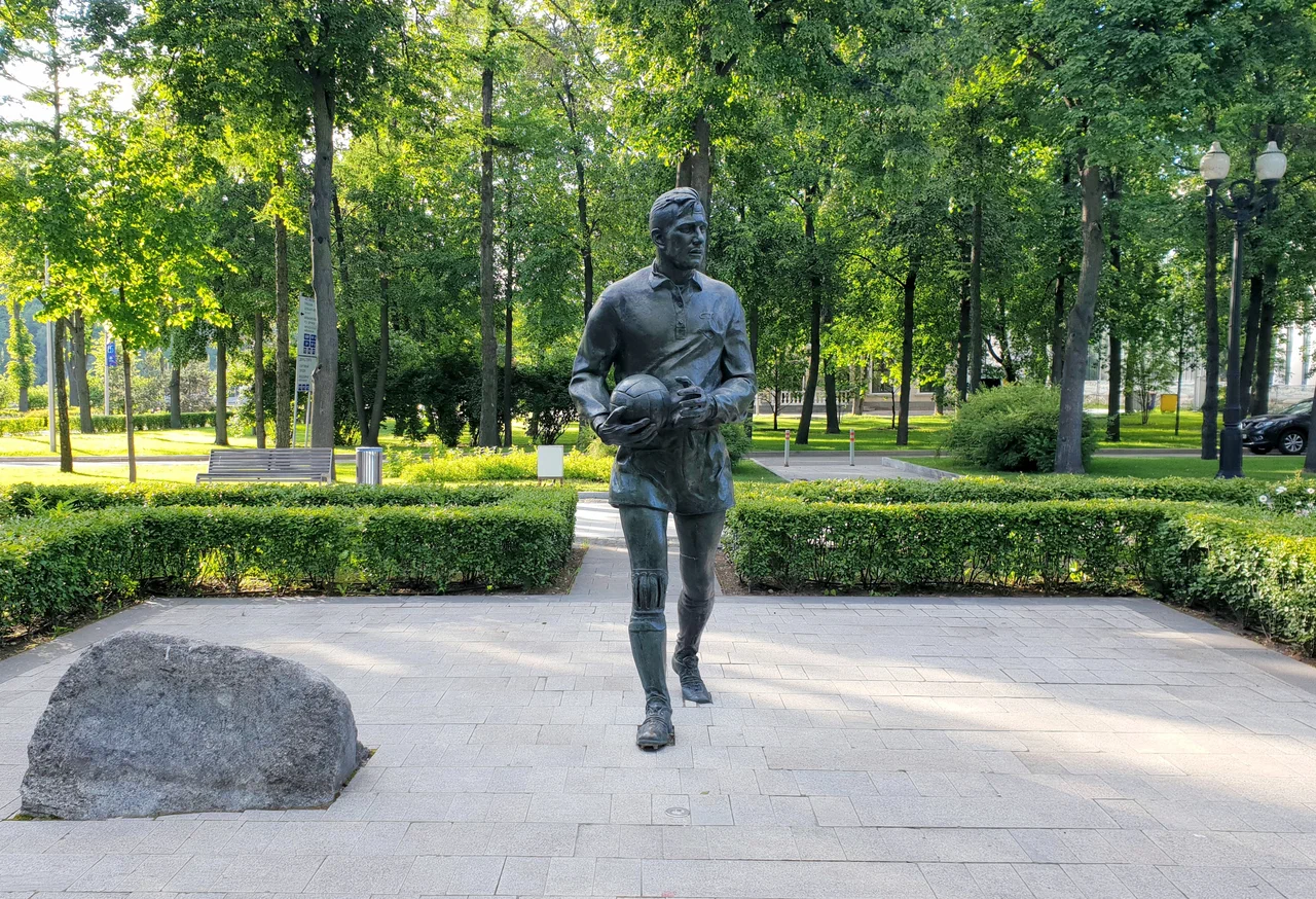 Памятник Льву Яшину в Лужниках - 1