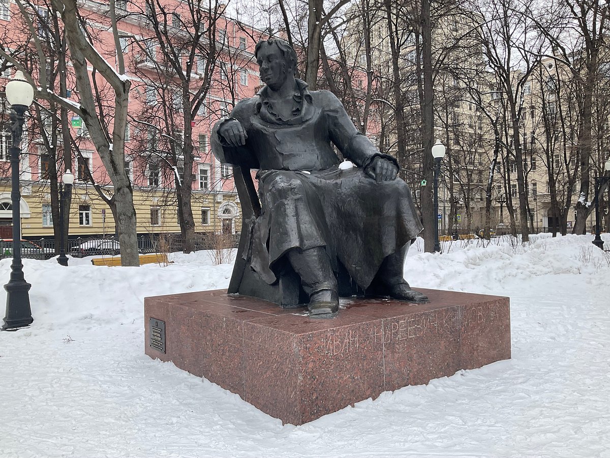 Памятник И. А. Крылову - 4