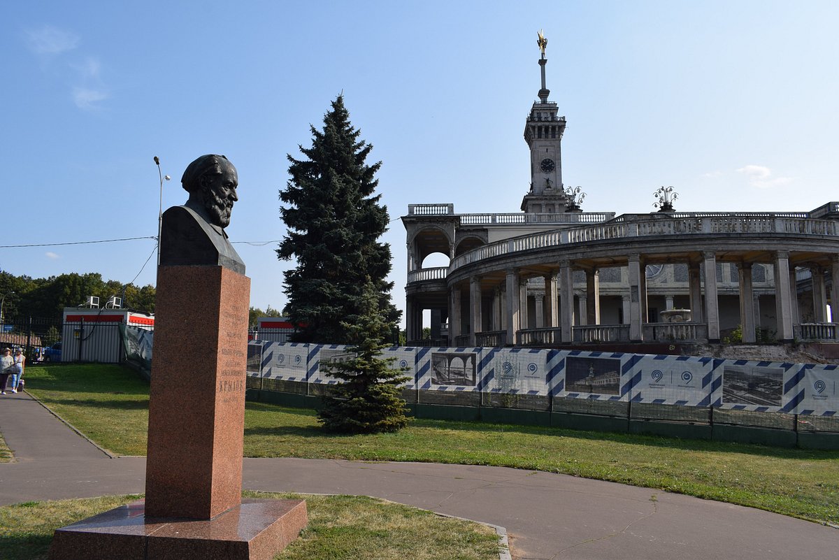 Памятник кораблестроителю А.Н.Крылову - 2