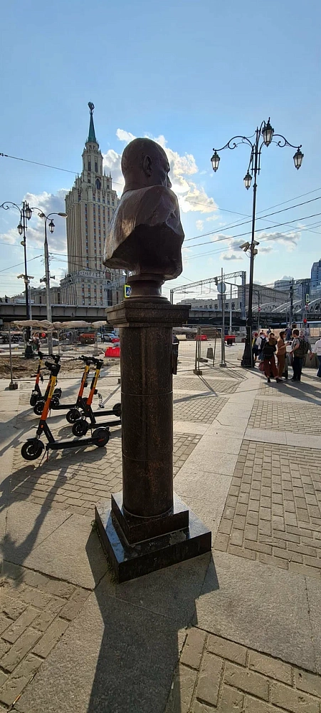 Памятник А.В.Щусеву - 4