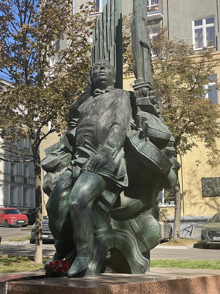 Памятник Араму Хачатуряну - 4