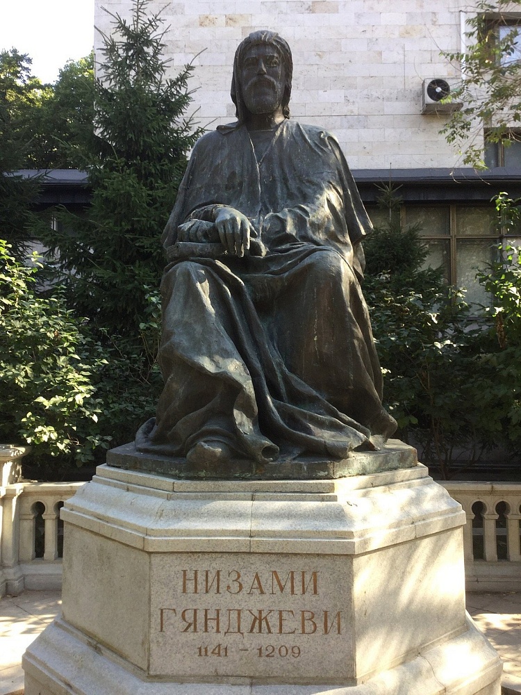 Памятник Низами Гянджеви - 5