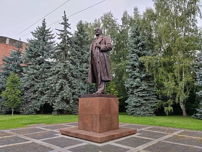 Памятник Ленину Лиственничная аллея