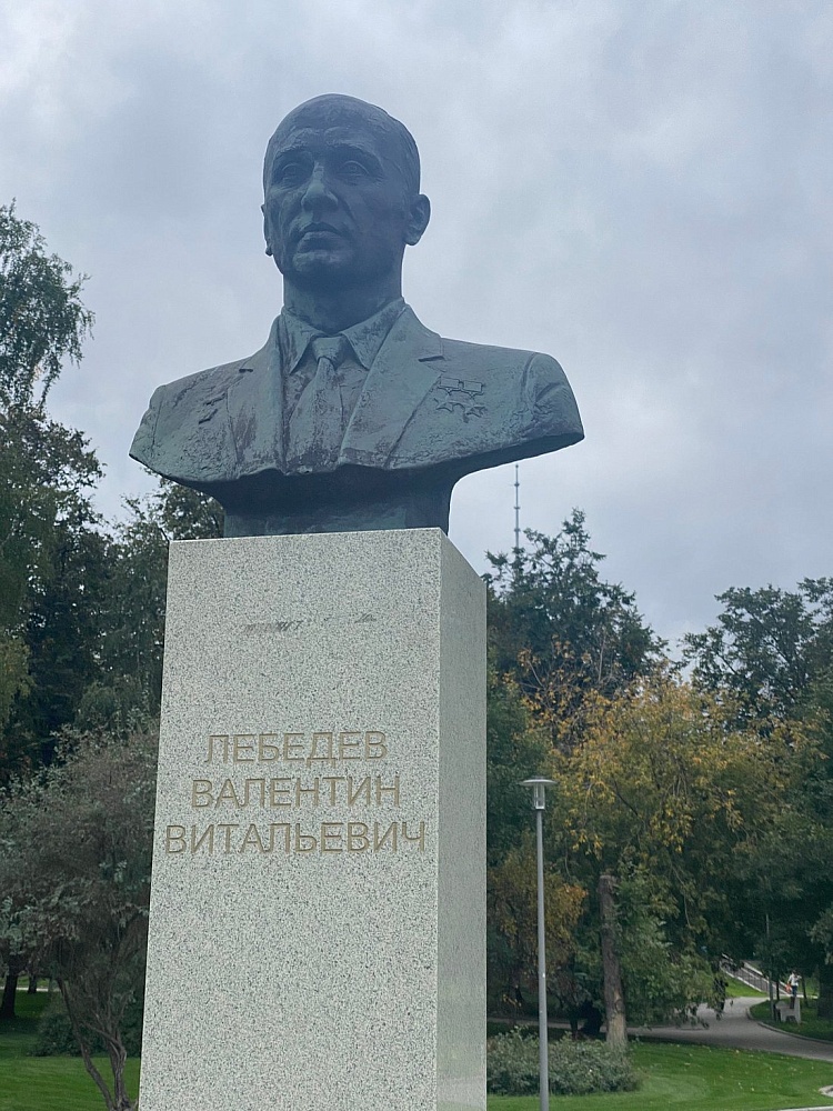 Памятник-бюст В. В Лебедеву - 5