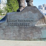 Памятник лётчику Михаилу Водопьянову - 3