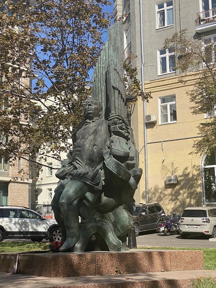 Памятник Араму Хачатуряну - 2