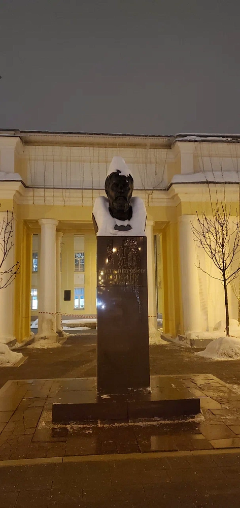 Памятник-бюст С. П. Боткину - 3
