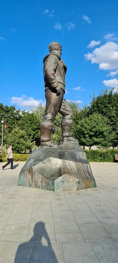 Памятник лётчику Михаилу Водопьянову - 4