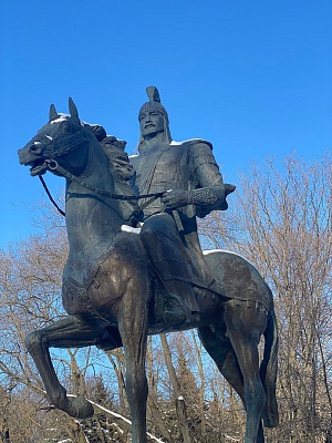 Памятник Манасу Великодушному