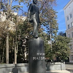 Памятник Муслиму Магомаеву - 2