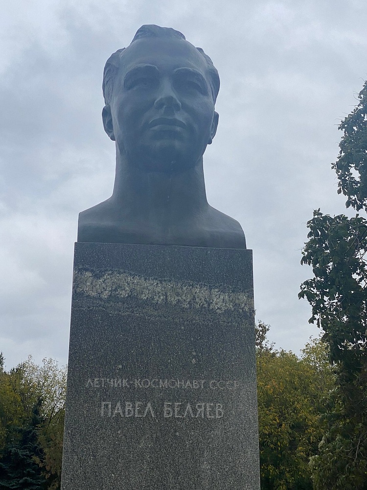 Памятник-бюст Беляеву - 4