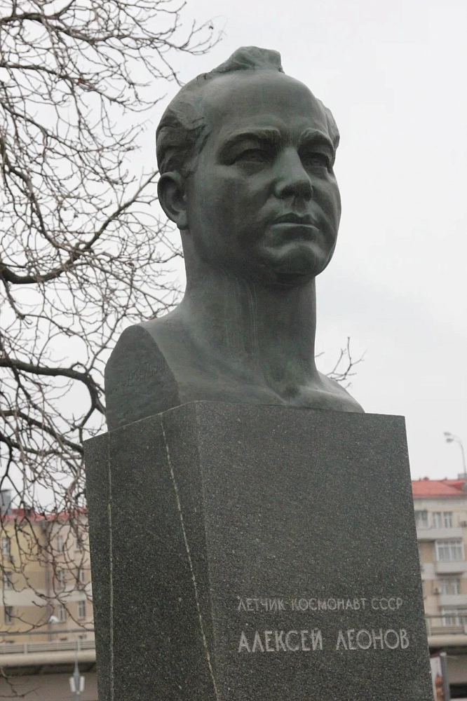 Алексей Архипович Леонов памятник - 7
