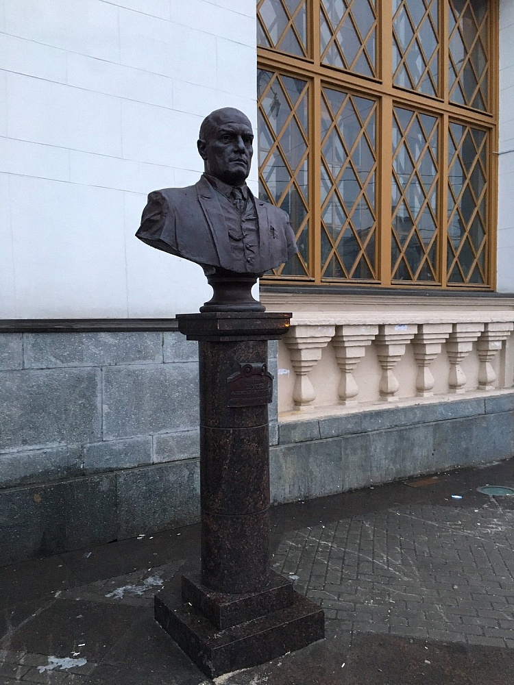 Памятник А.В.Щусеву - 1